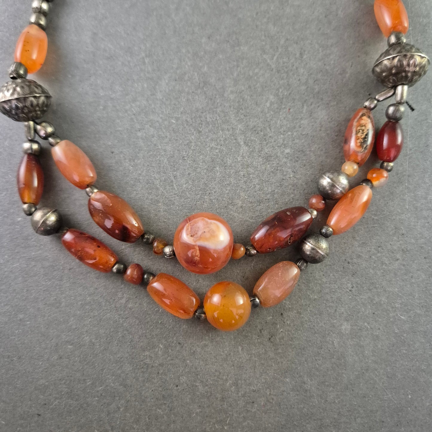 Ethno Halskette mit Karneol und Metallperlen – Ausdrucksstarke Farbtöne