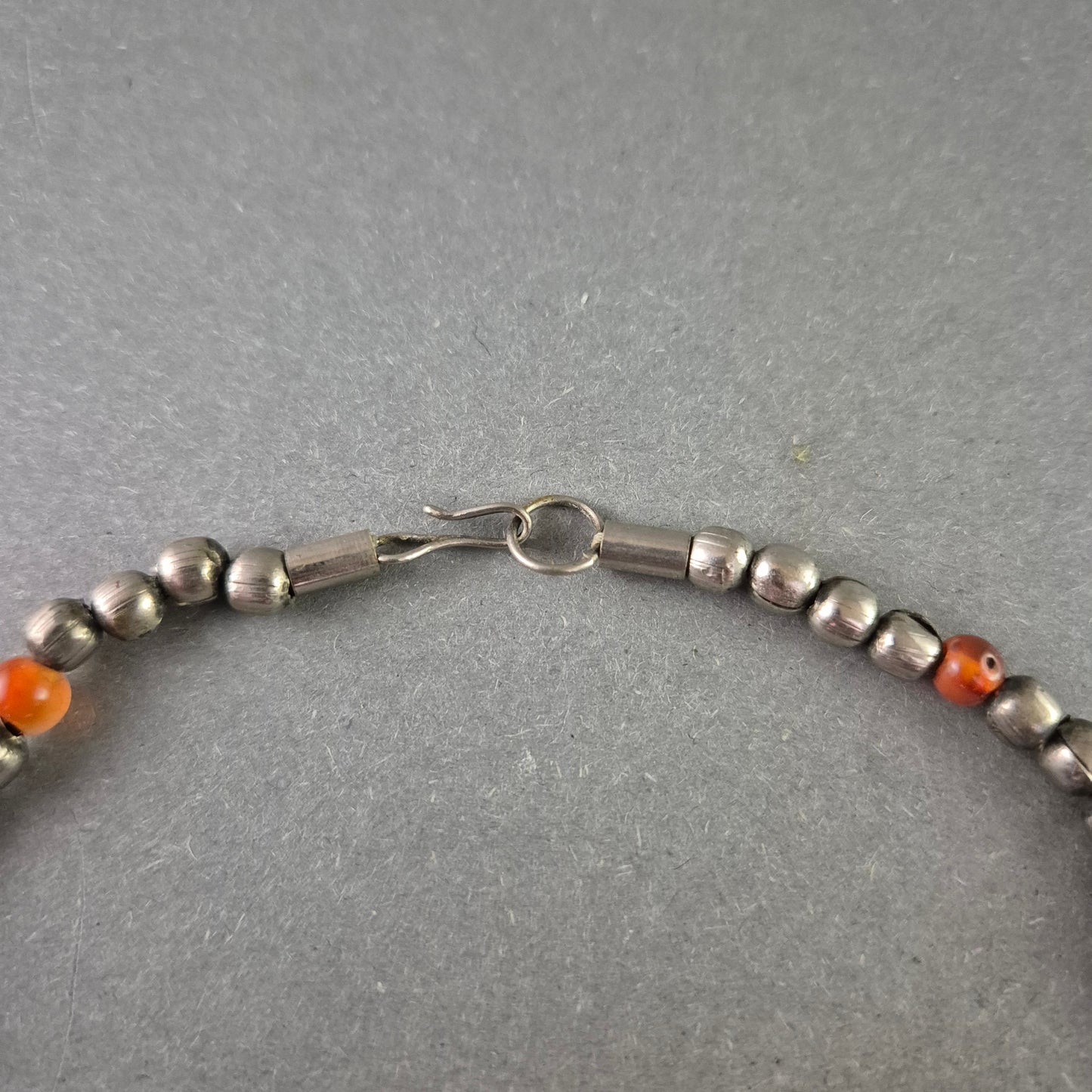 Ethno Halskette mit Karneol und Metallperlen – Ausdrucksstarke Farbtöne