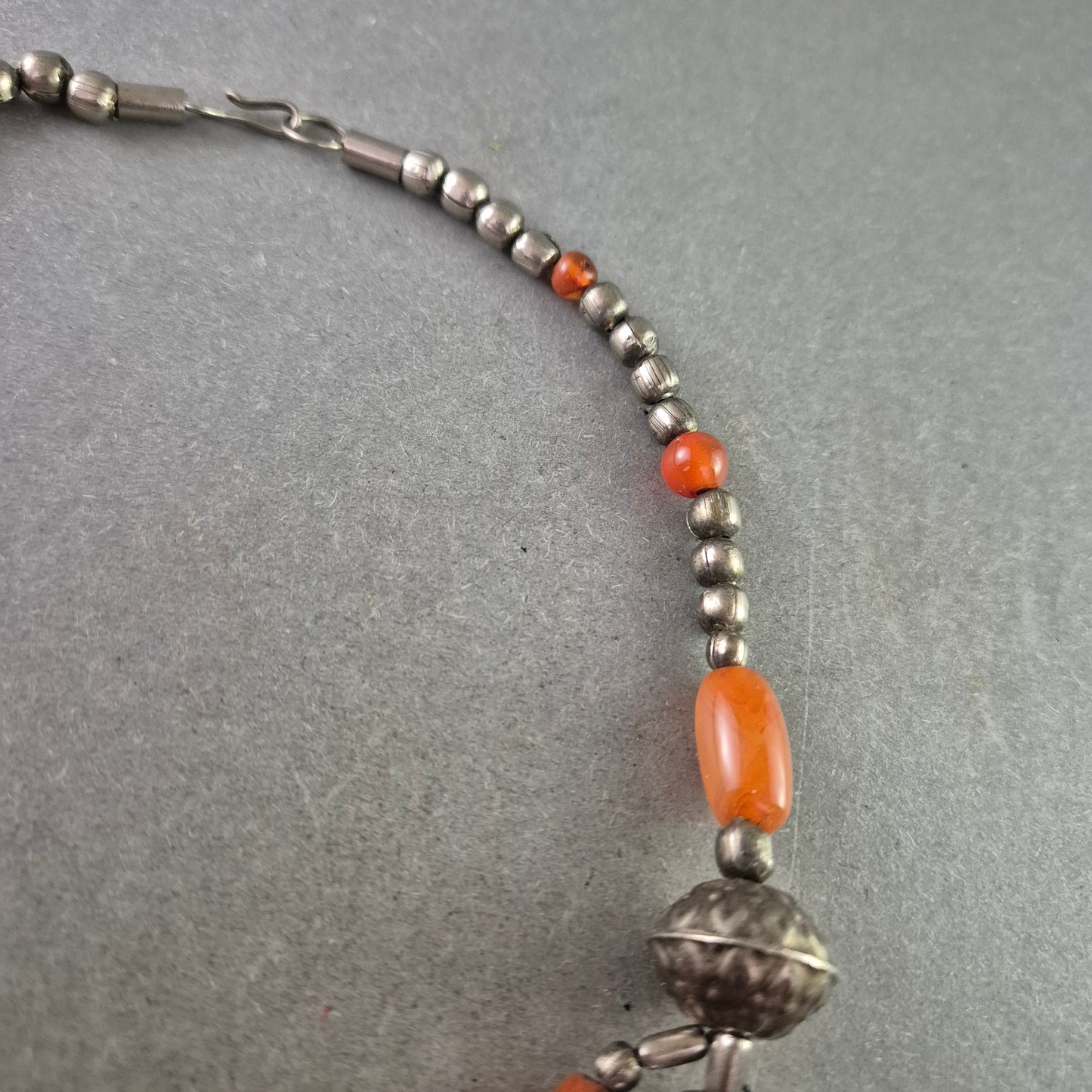 Ethno Halskette mit Karneol und Metallperlen – Ausdrucksstarke Farbtöne