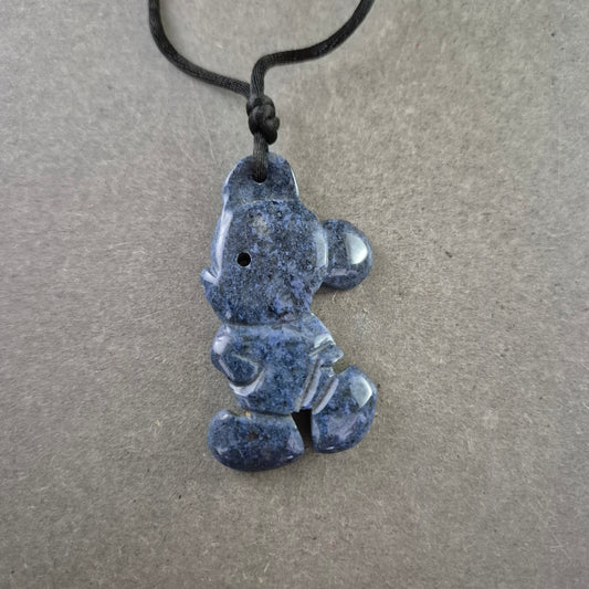 Verspielte Halskette mit blauer Steinfigur – Blickfang im Cartoon-Stil