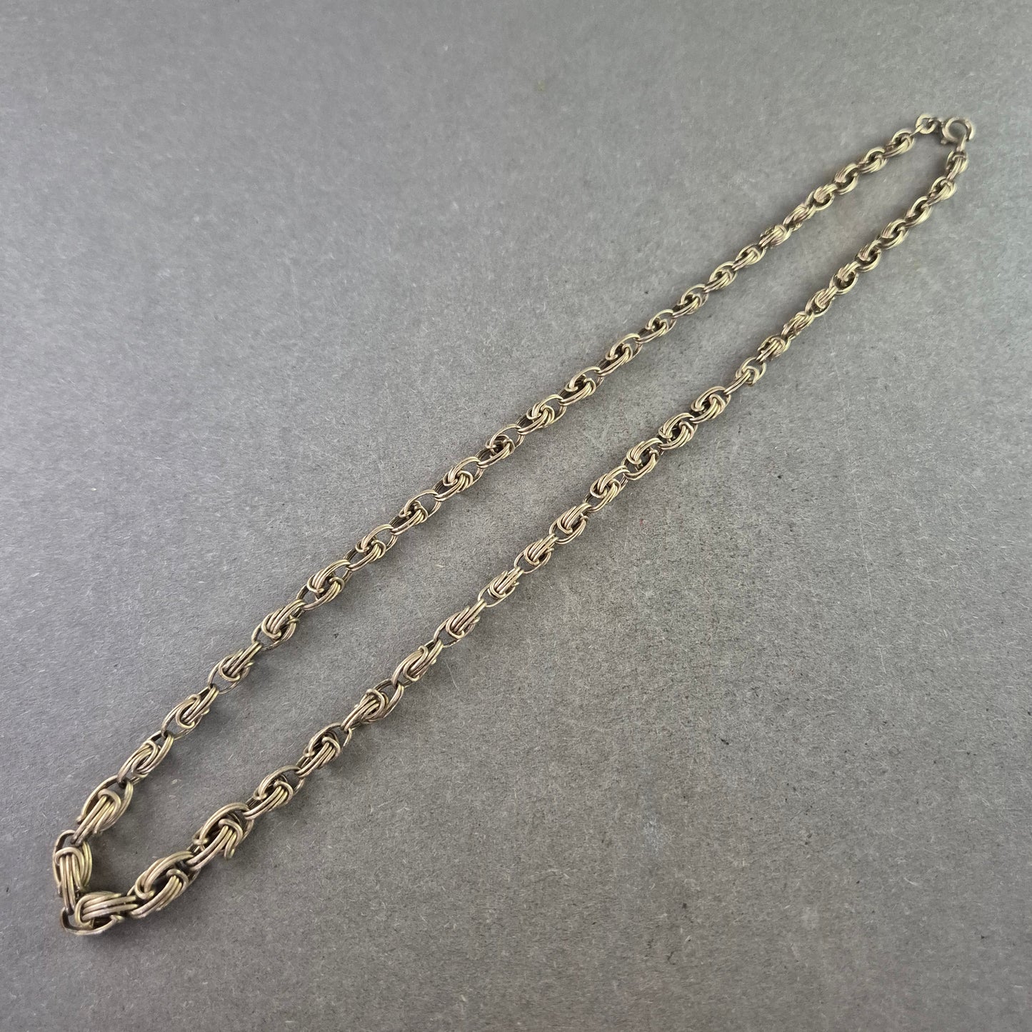 Feine Silberfarbene Kette mit Doppelösen Gliederung