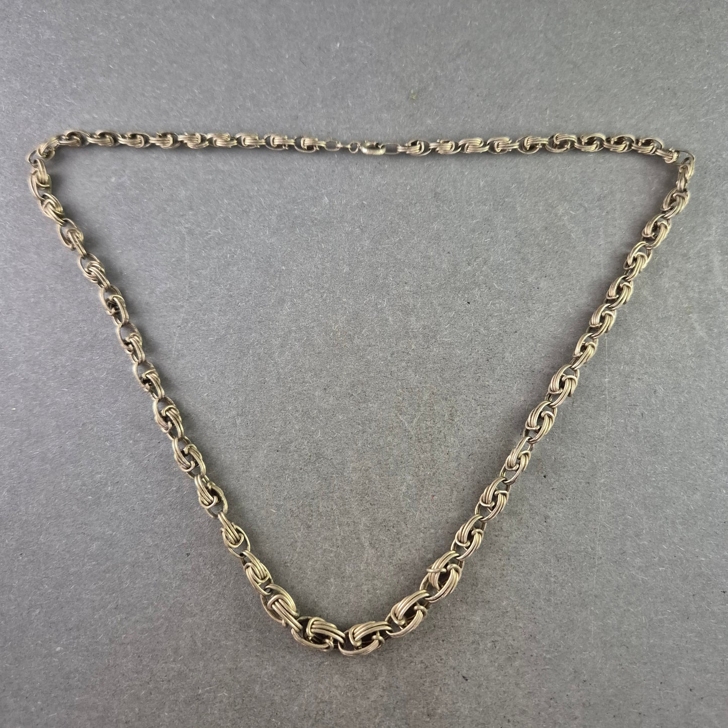 Feine Silberfarbene Kette mit Doppelösen Gliederung