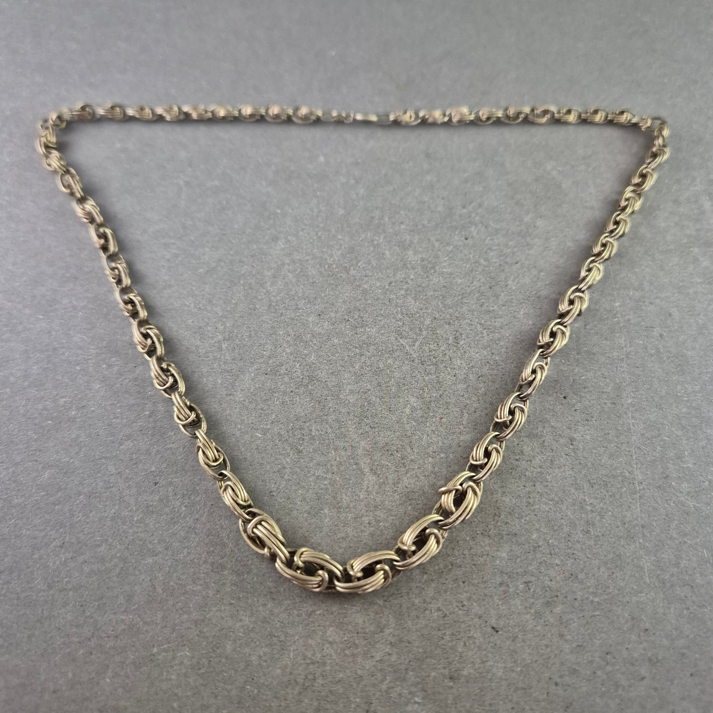 Feine Silberfarbene Kette mit Doppelösen Gliederung