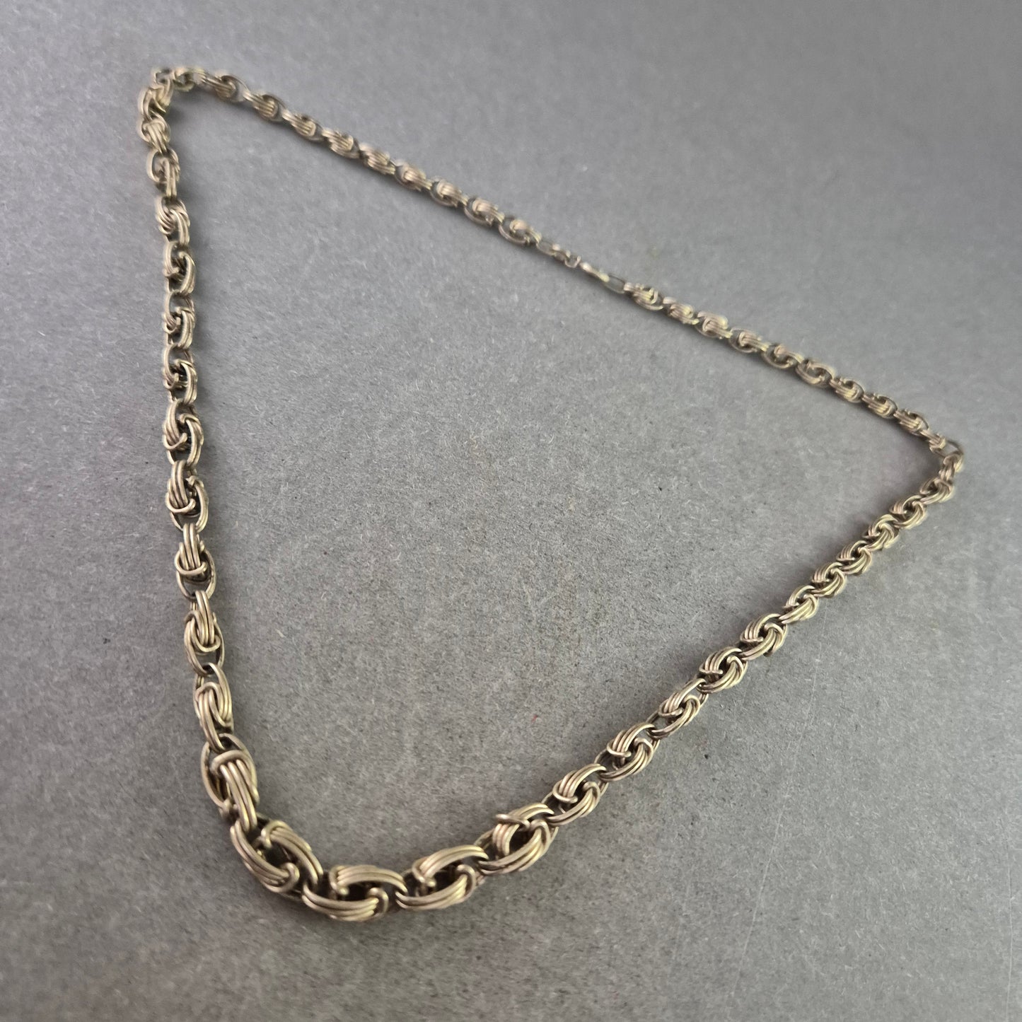 Feine Silberfarbene Kette mit Doppelösen Gliederung