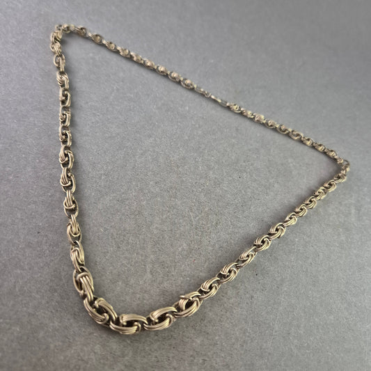 Feine Silberfarbene Kette mit Doppelösen Gliederung