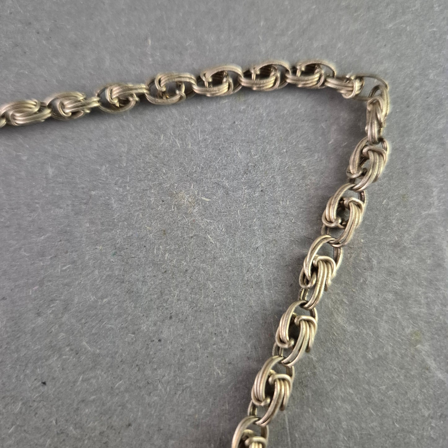 Feine Silberfarbene Kette mit Doppelösen Gliederung