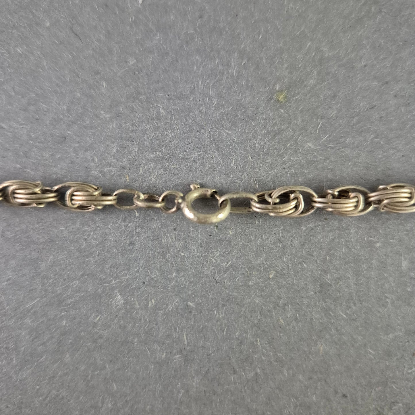 Feine Silberfarbene Kette mit Doppelösen Gliederung