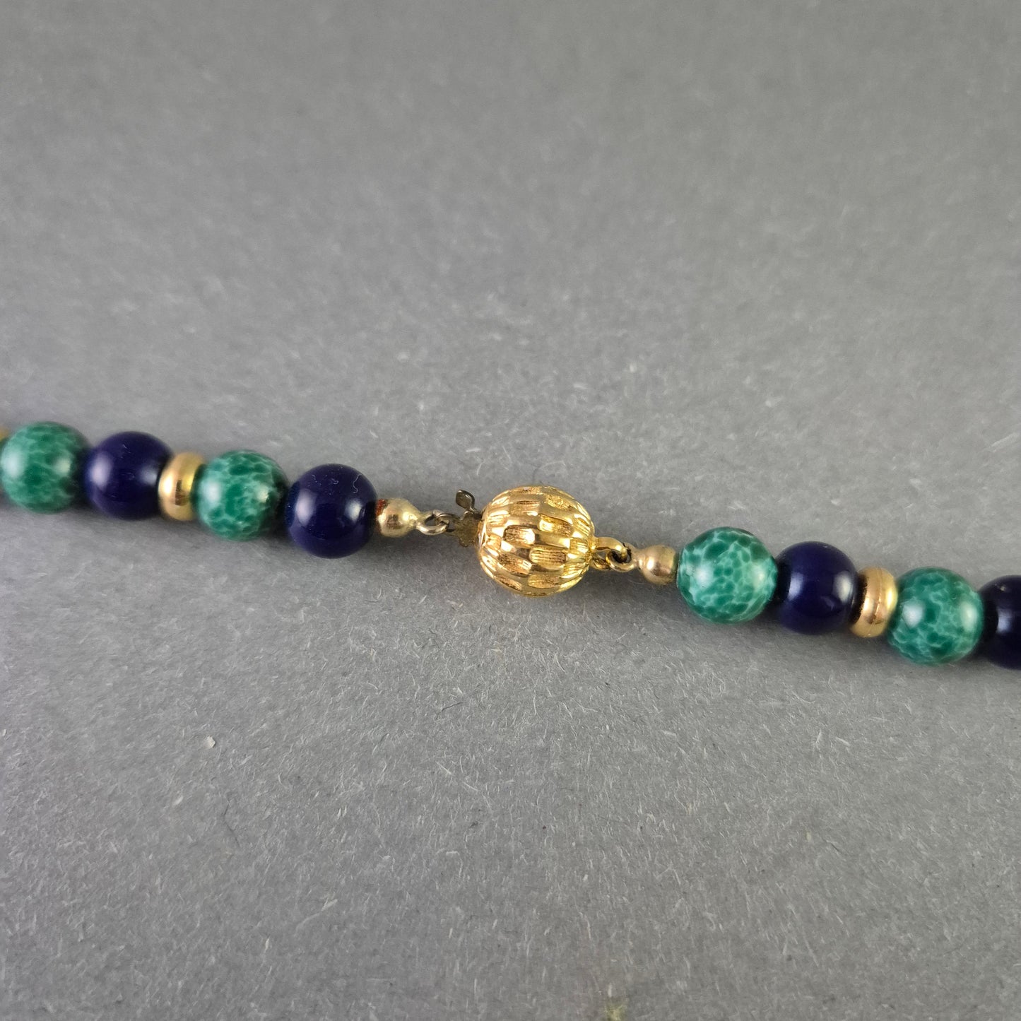 Elegante Halskette mit Lapislazuli und Malachit