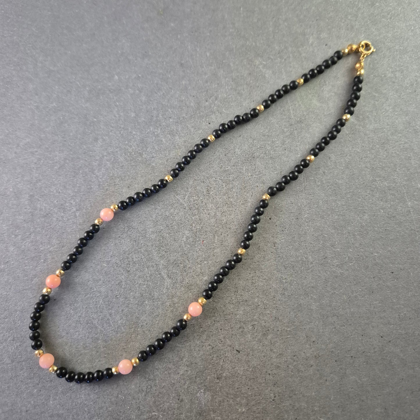 Modische Halskette mit Onyx und Korallenperlen