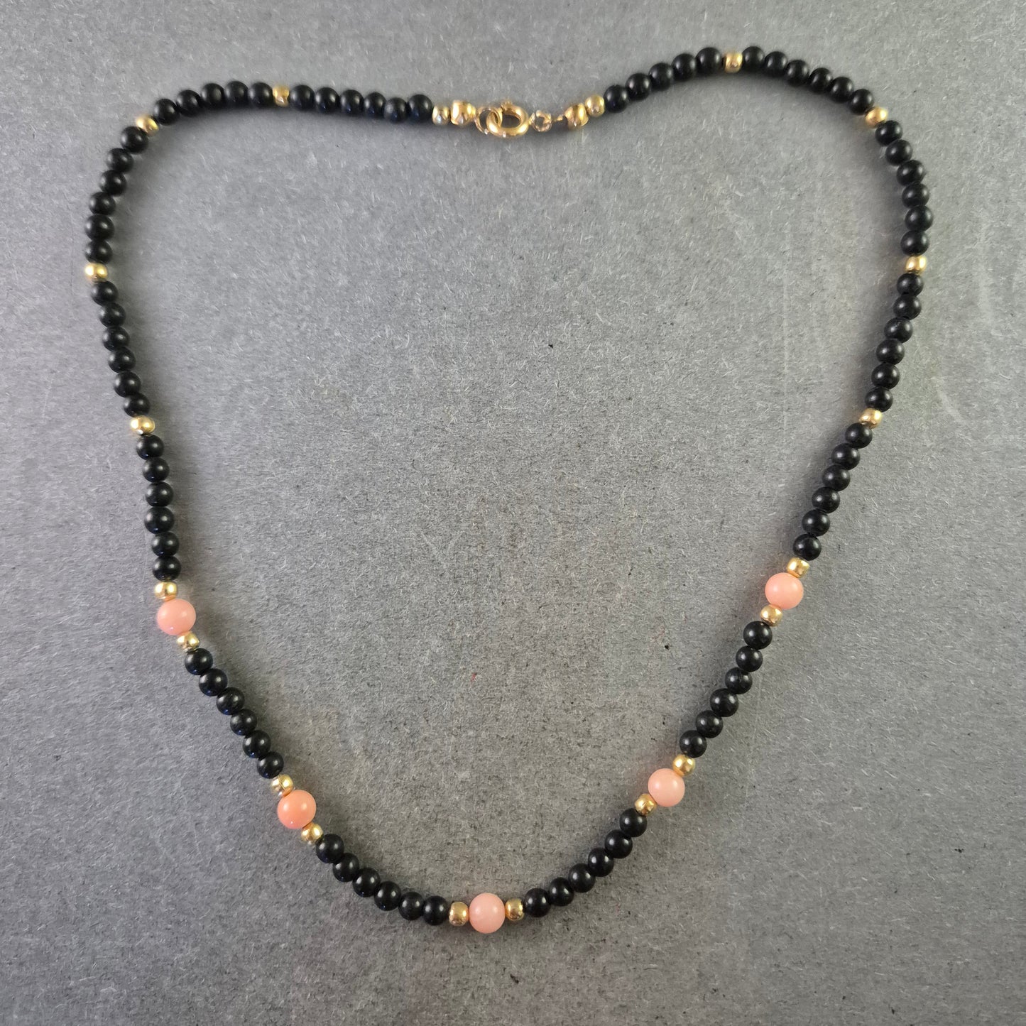 Modische Halskette mit Onyx und Korallenperlen