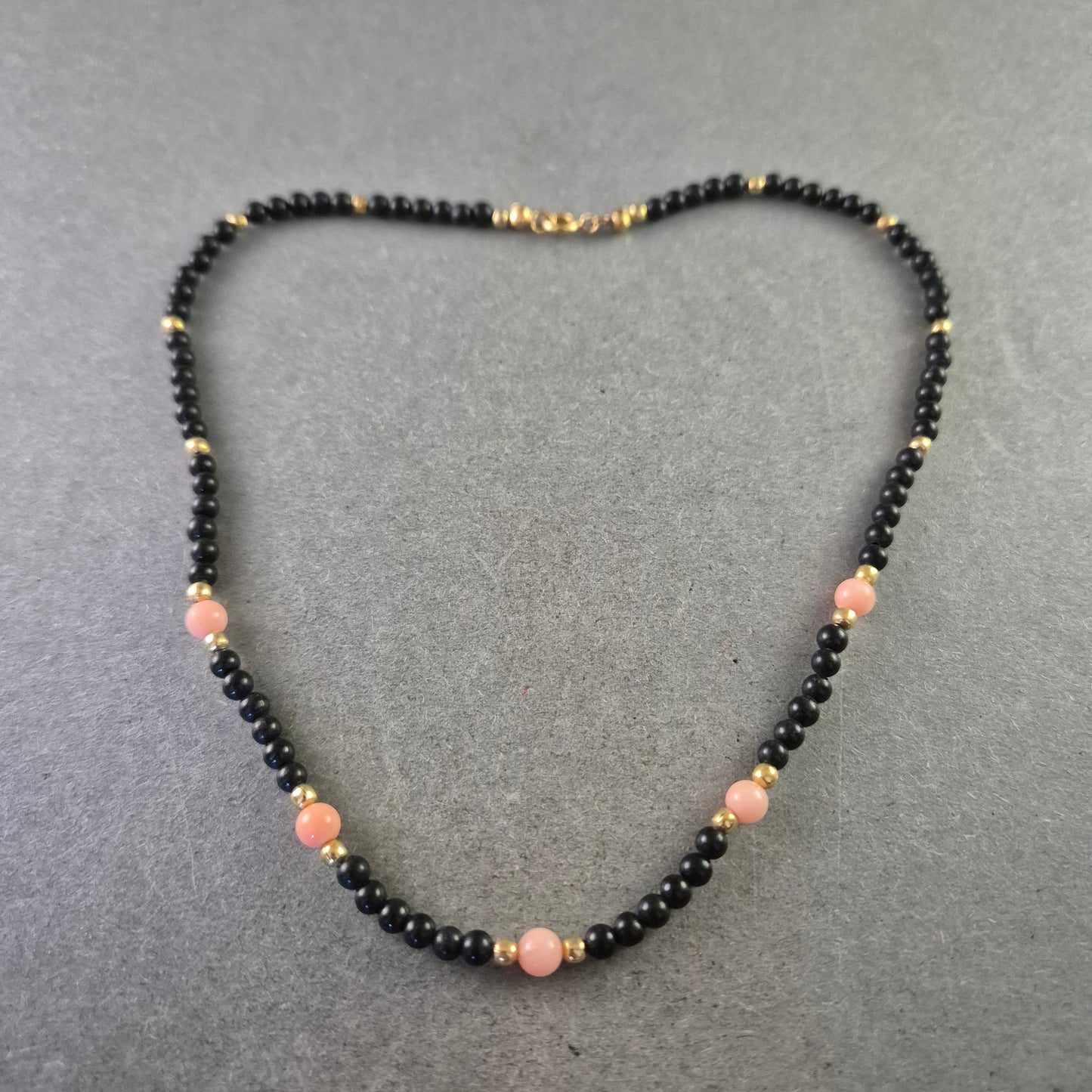 Modische Halskette mit Onyx und Korallenperlen