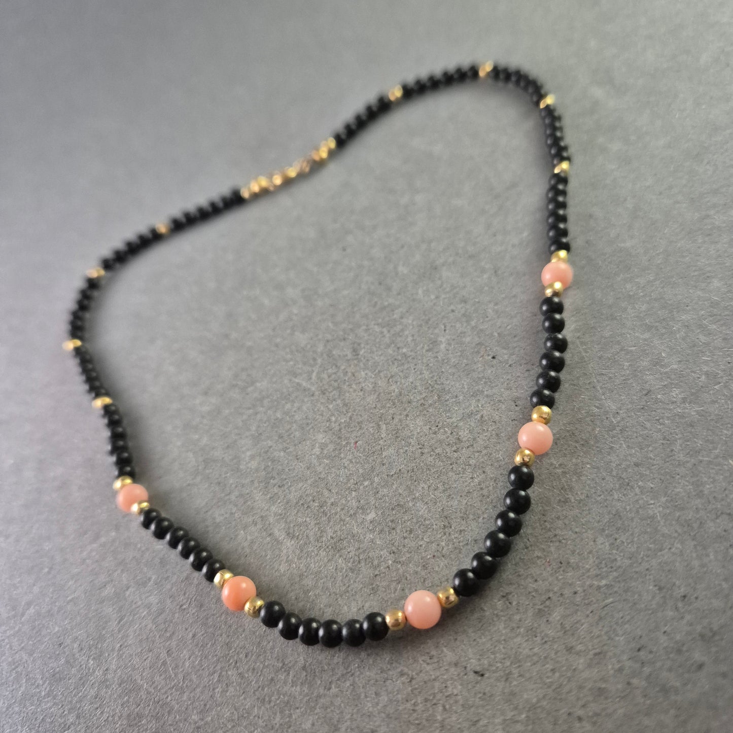 Modische Halskette mit Onyx und Korallenperlen