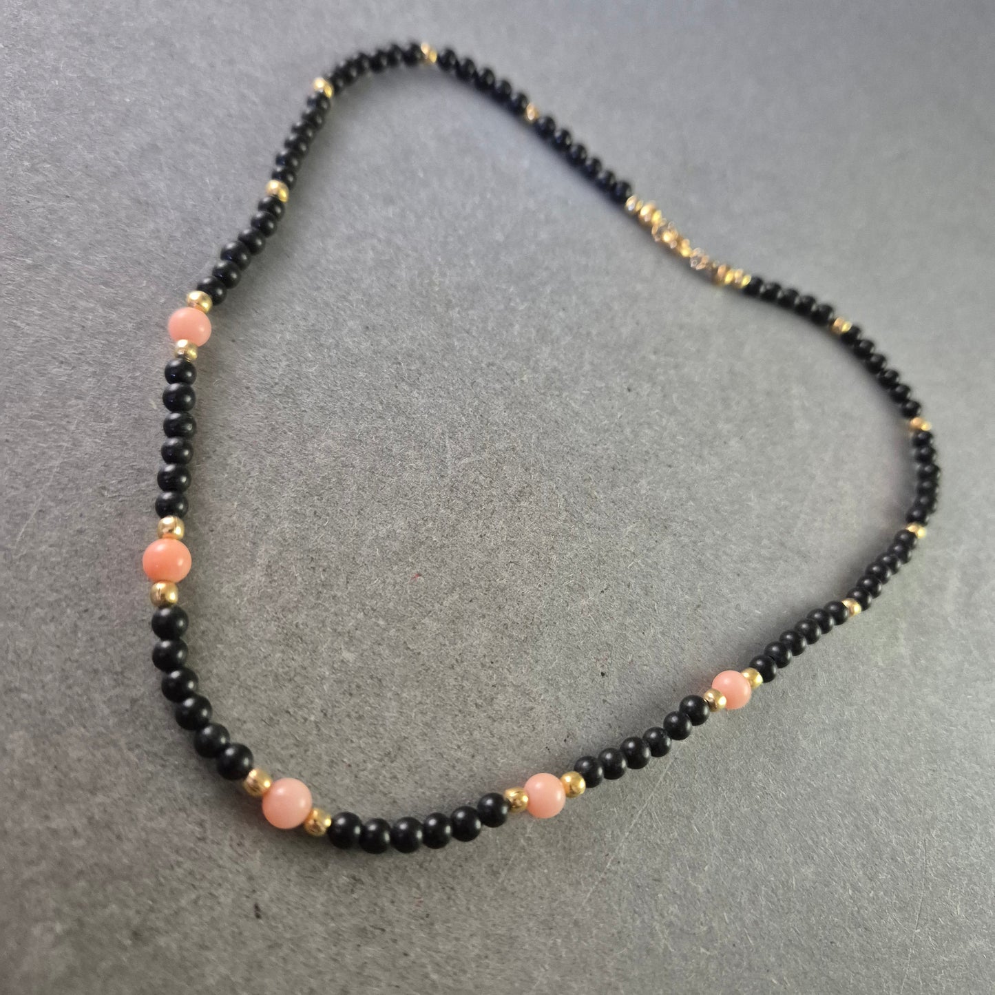 Modische Halskette mit Onyx und Korallenperlen