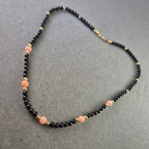 Modische Halskette mit Onyx und Korallenperlen