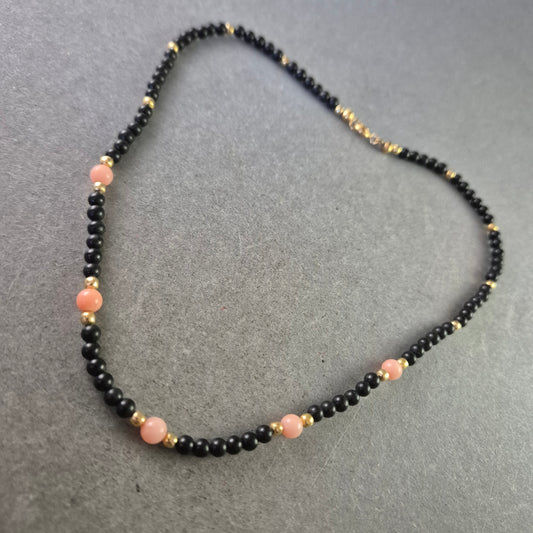 Modische Halskette mit Onyx und Korallenperlen