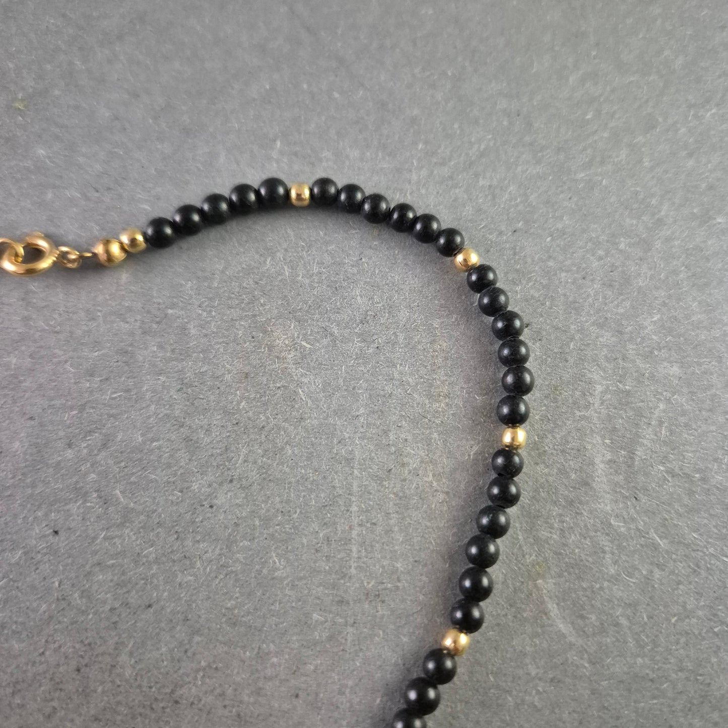 Modische Halskette mit Onyx und Korallenperlen