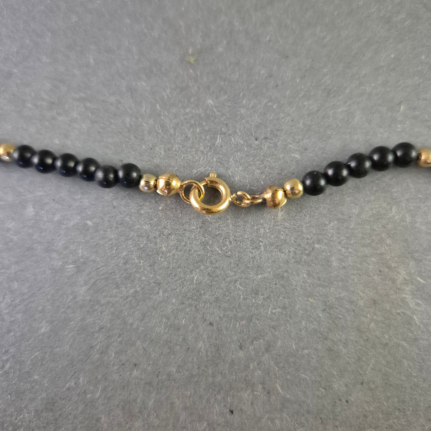 Modische Halskette mit Onyx und Korallenperlen