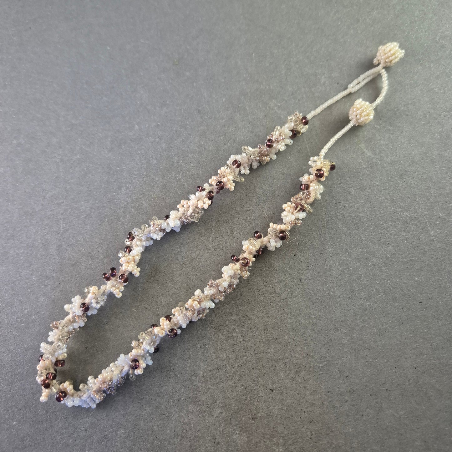 Zarte Perlen Halskette im geflochtenen Design