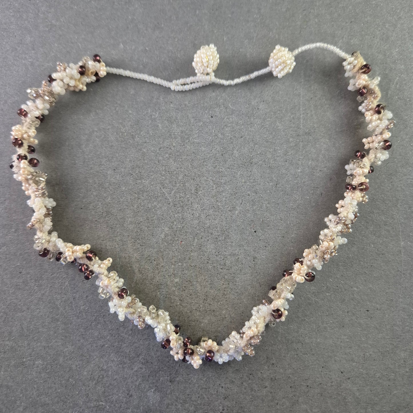 Zarte Perlen Halskette im geflochtenen Design