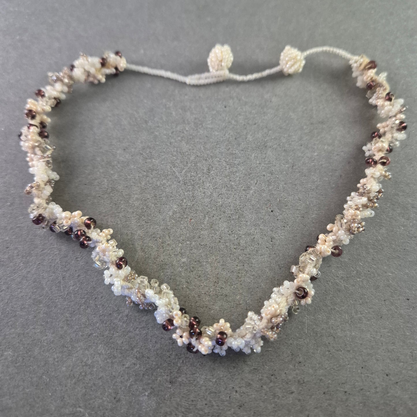 Zarte Perlen Halskette im geflochtenen Design