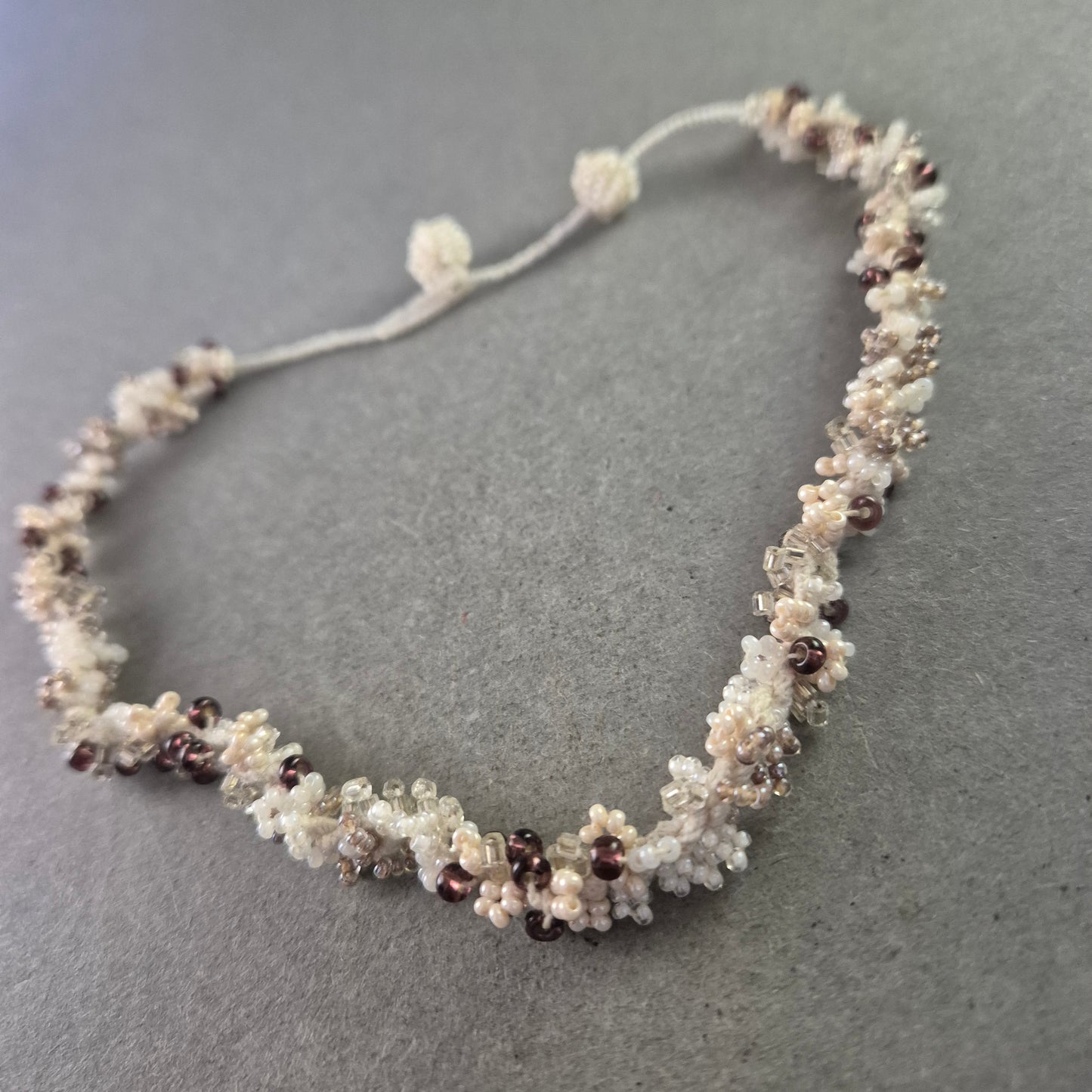 Zarte Perlen Halskette im geflochtenen Design