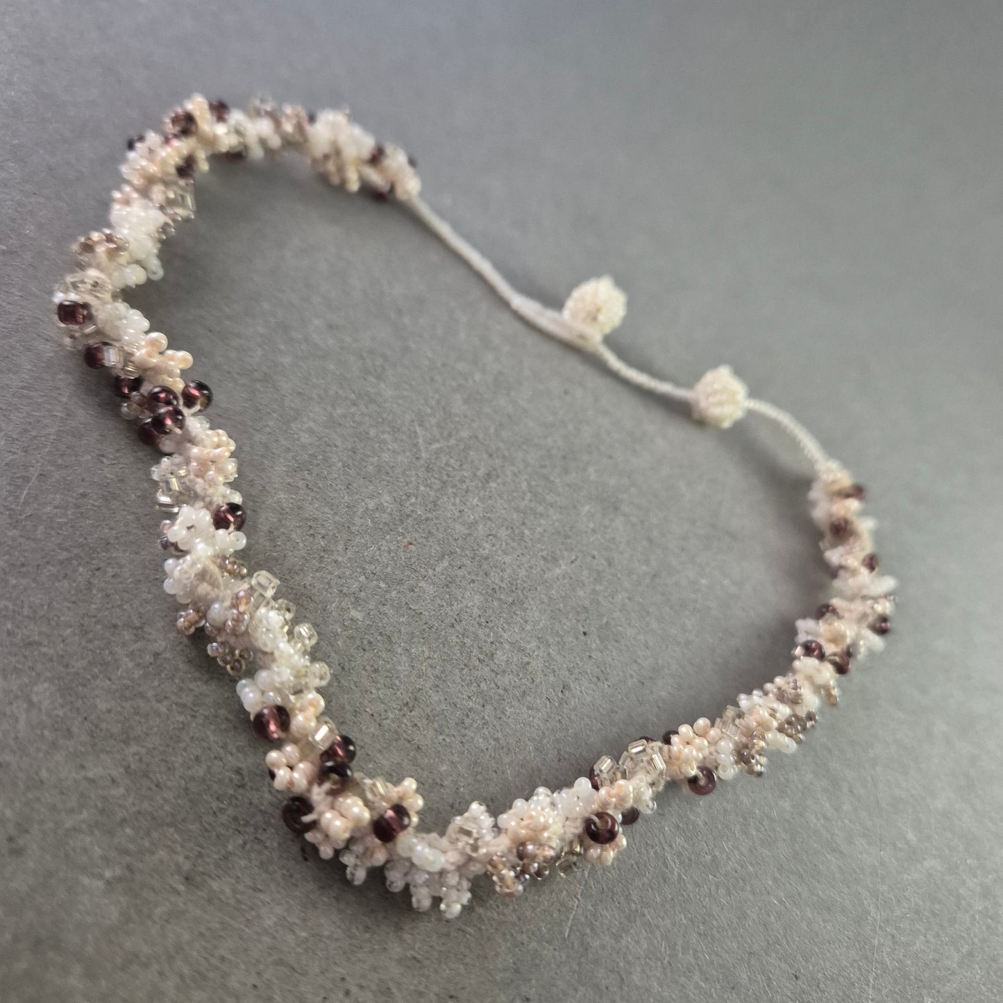 Zarte Perlen Halskette im geflochtenen Design