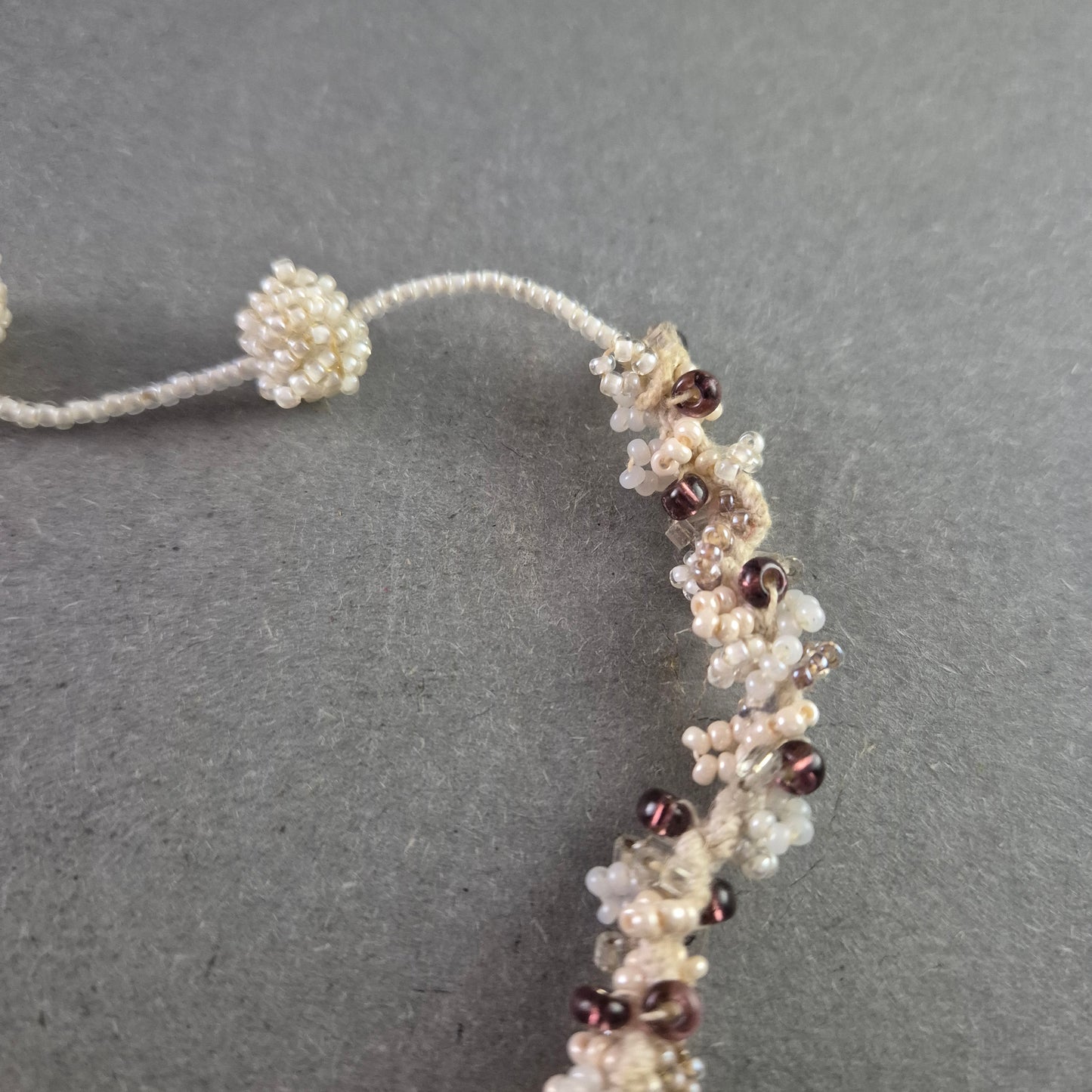 Zarte Perlen Halskette im geflochtenen Design