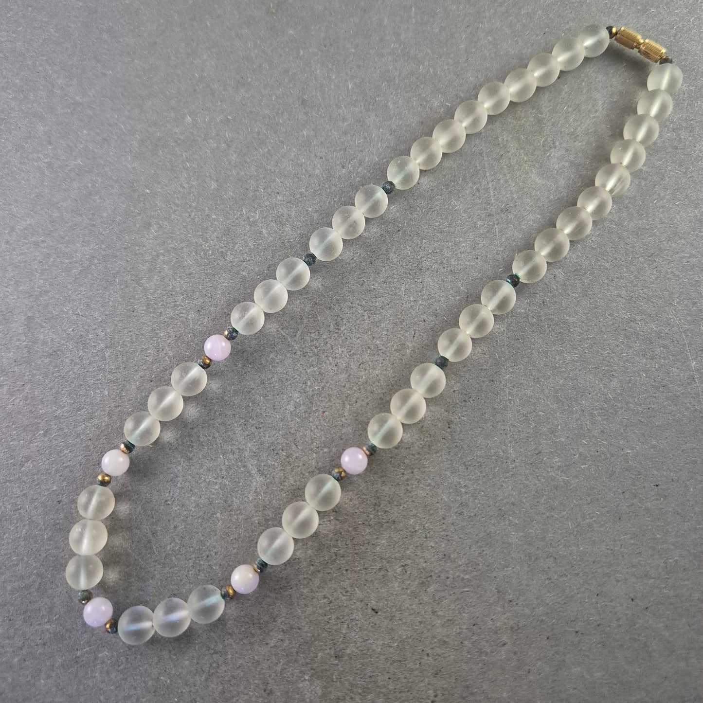 Halskette mit mattierten Glasperlen und Lavendelakzenten