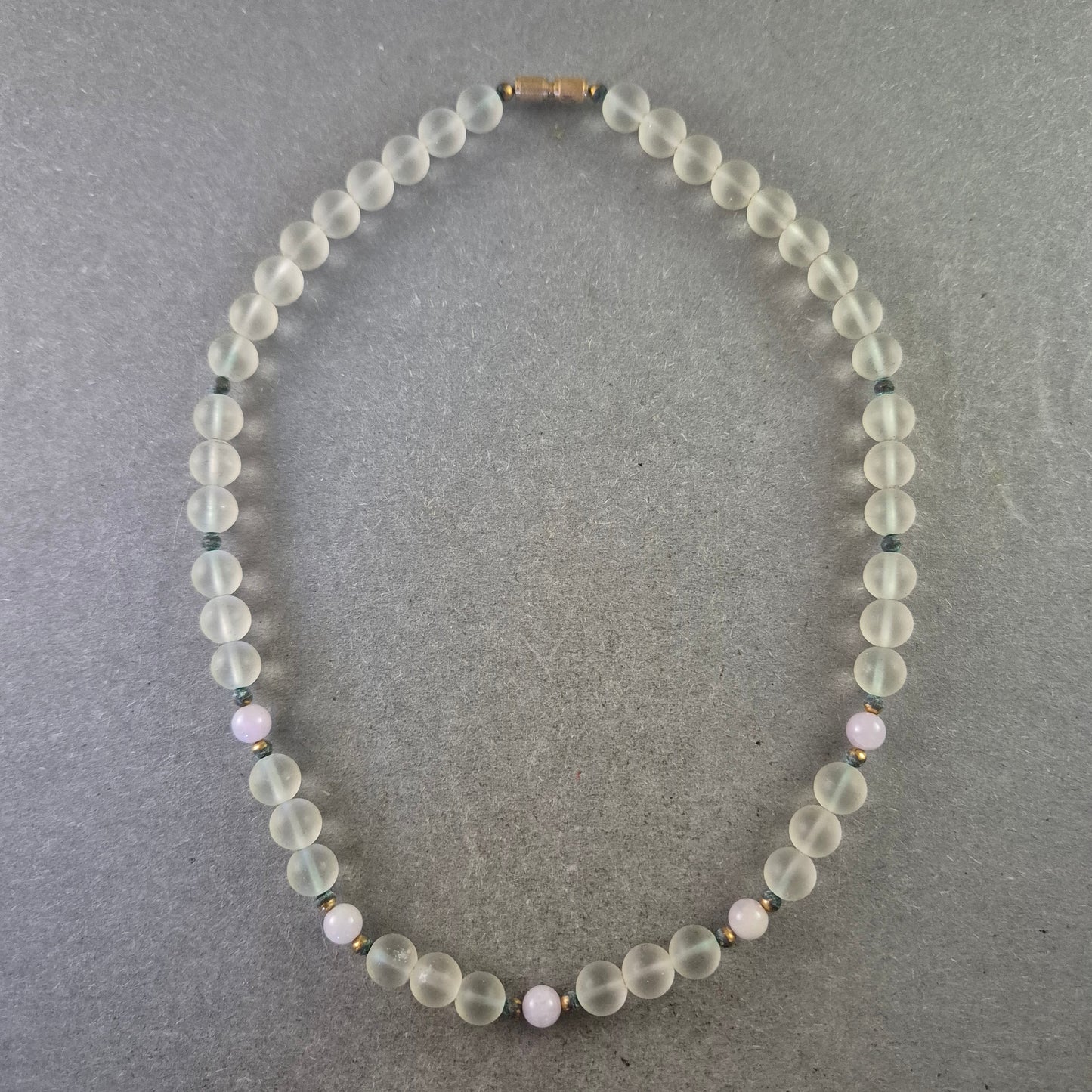 Halskette mit mattierten Glasperlen und Lavendelakzenten