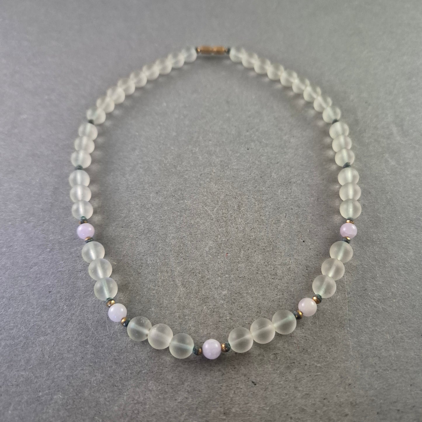 Halskette mit mattierten Glasperlen und Lavendelakzenten