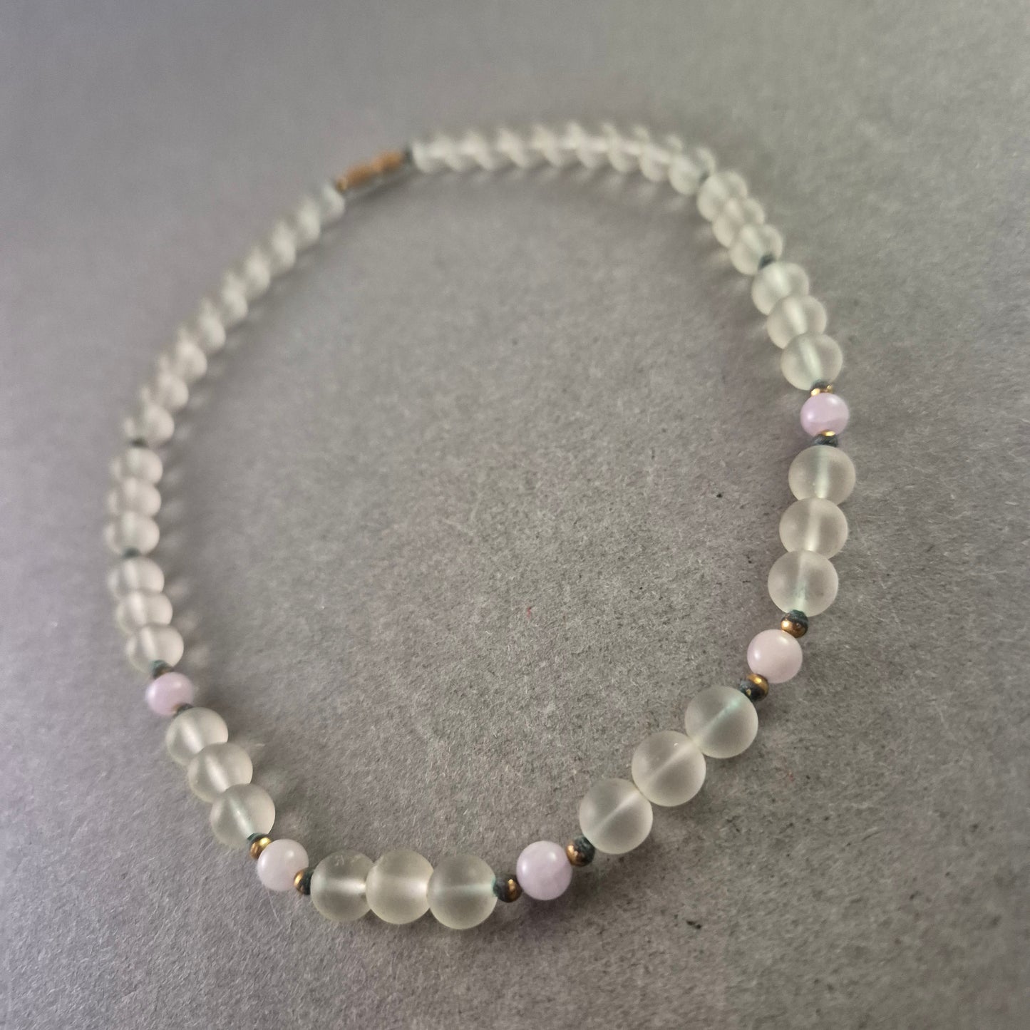 Halskette mit mattierten Glasperlen und Lavendelakzenten