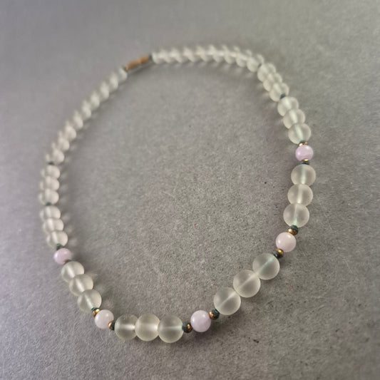 Halskette mit mattierten Glasperlen und Lavendelakzenten