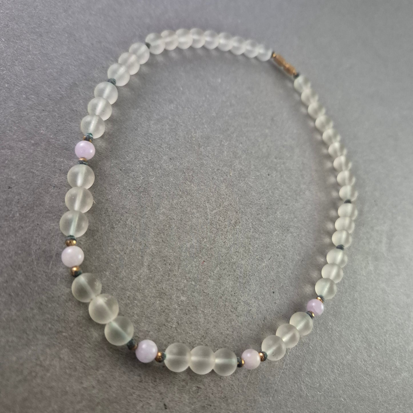 Halskette mit mattierten Glasperlen und Lavendelakzenten