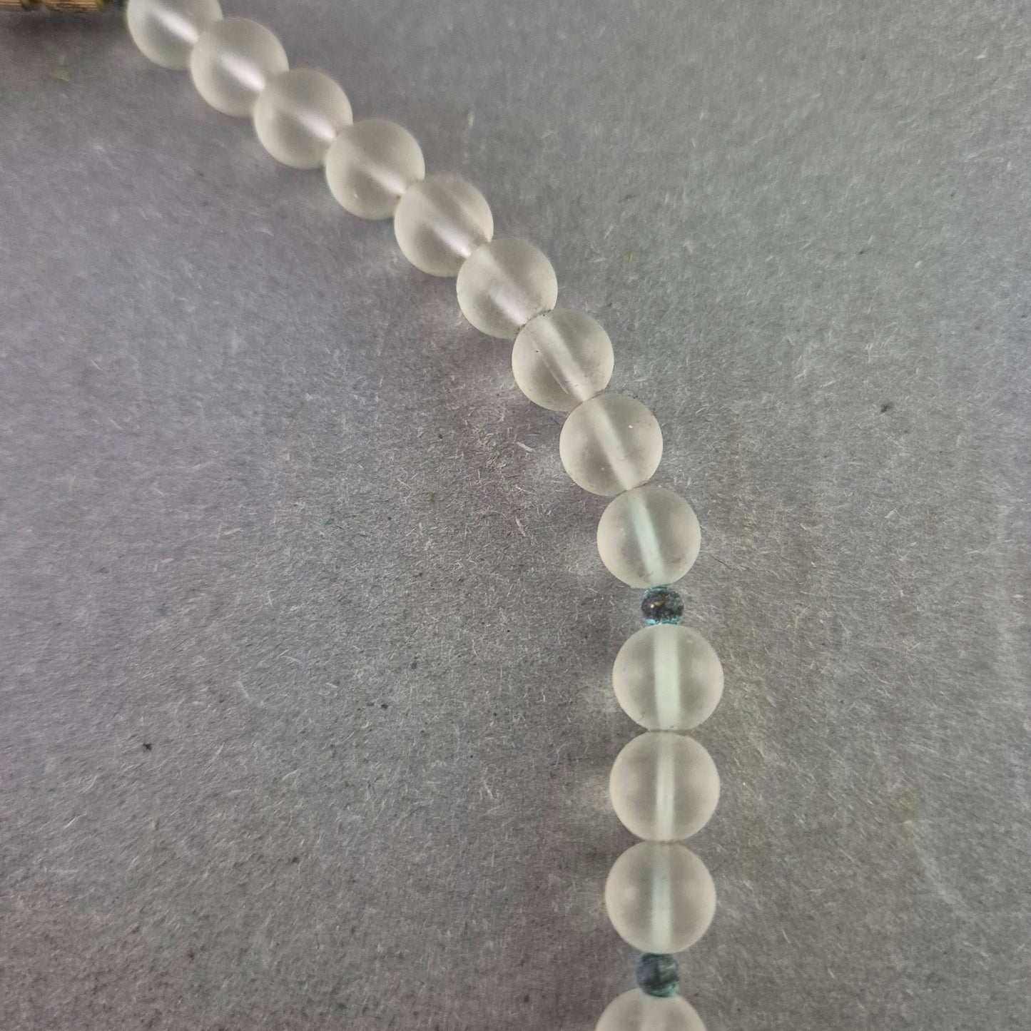 Halskette mit mattierten Glasperlen und Lavendelakzenten