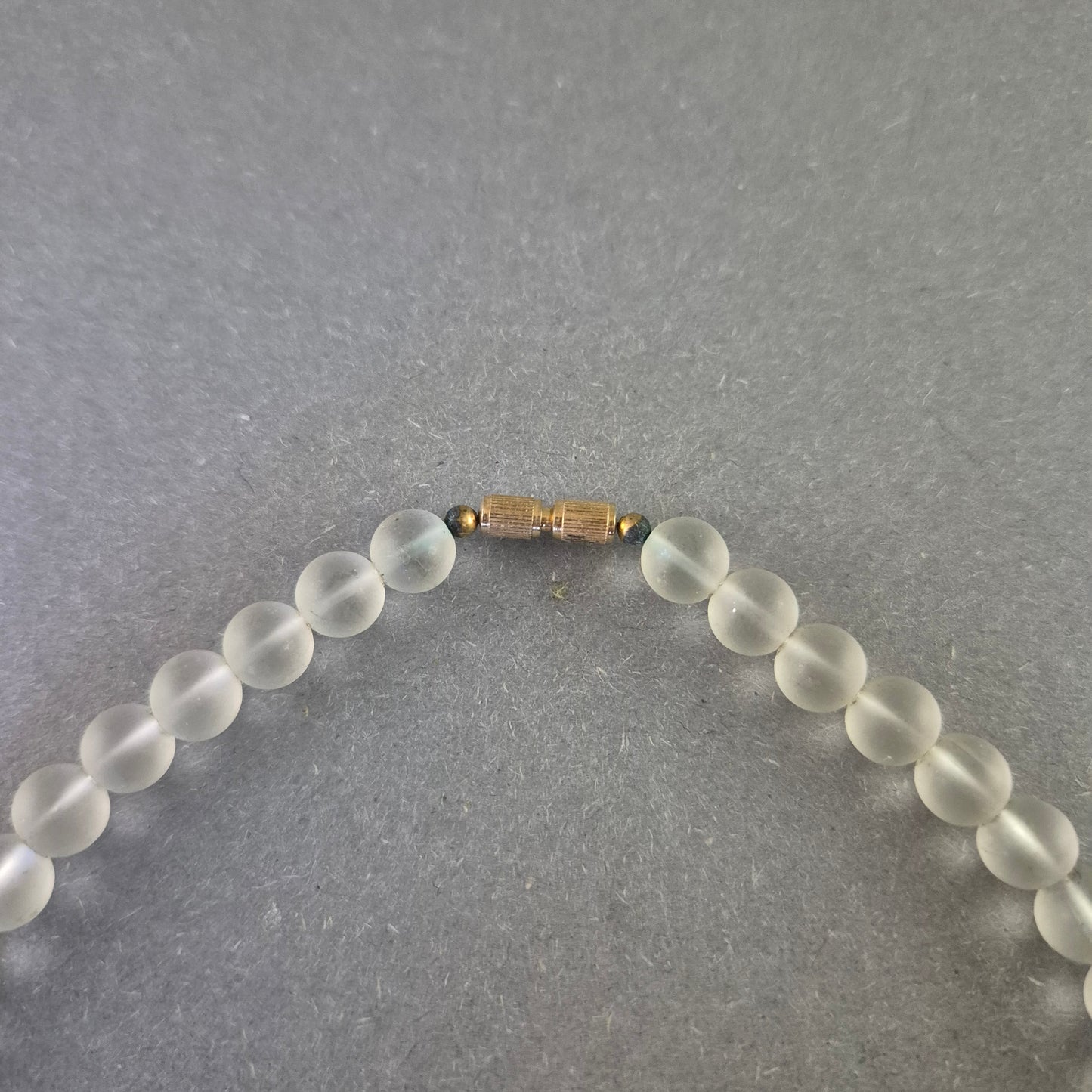 Halskette mit mattierten Glasperlen und Lavendelakzenten