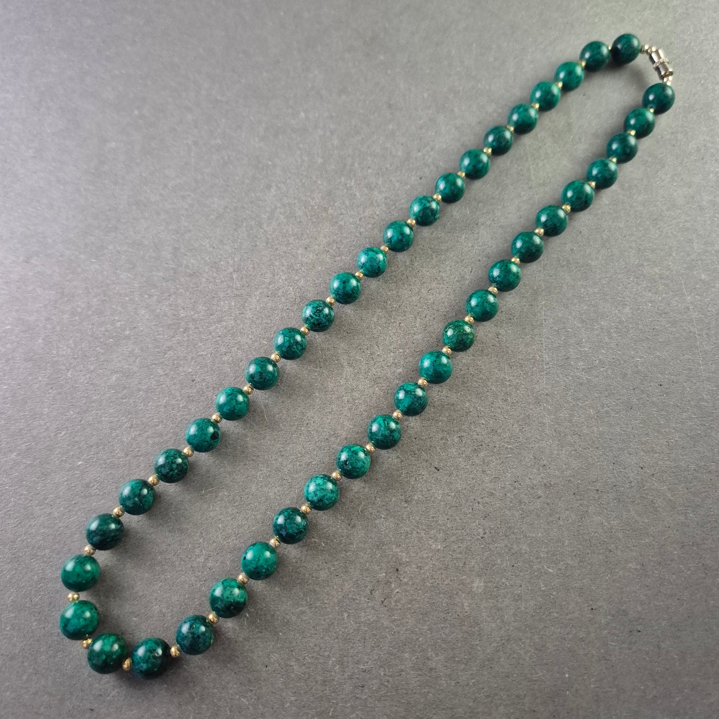 Elegante Halskette aus Malachit-Perlen mit Goldakzenten