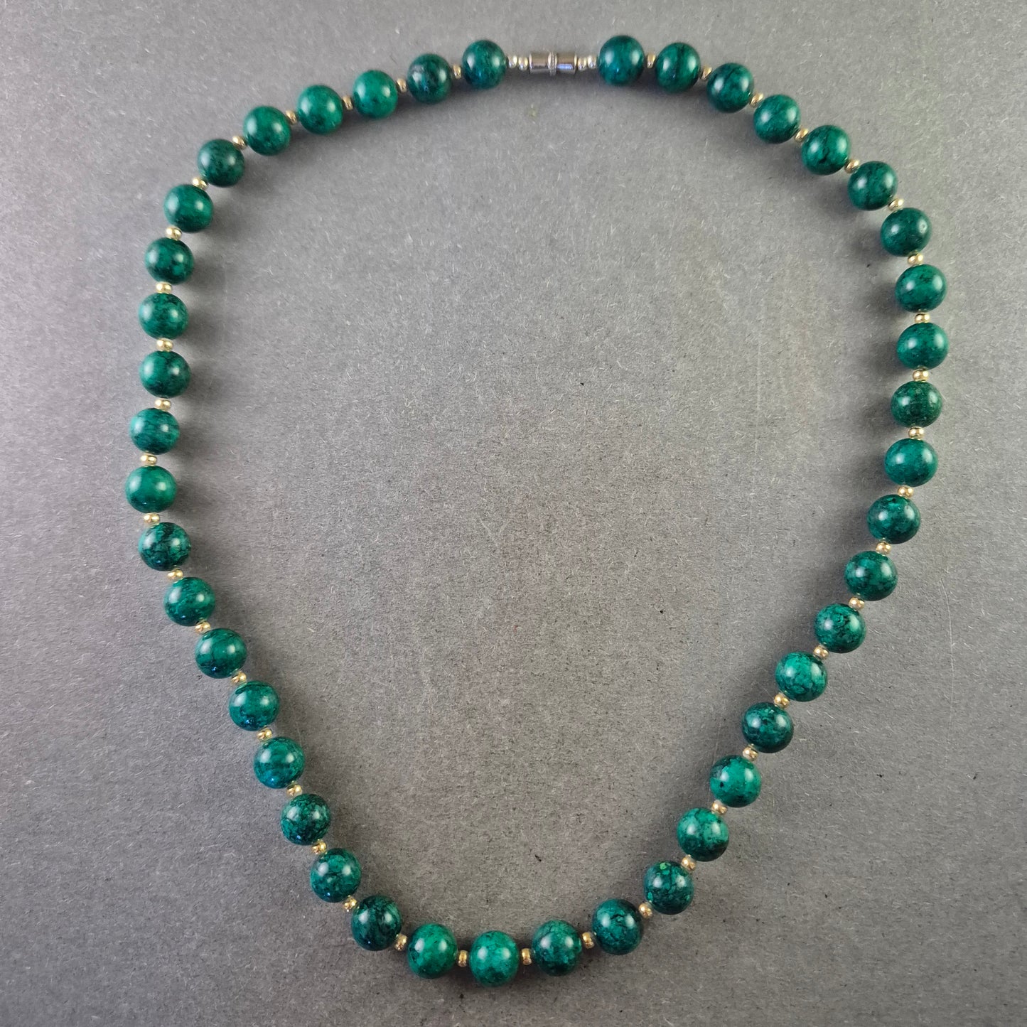 Elegante Halskette aus Malachit-Perlen mit Goldakzenten