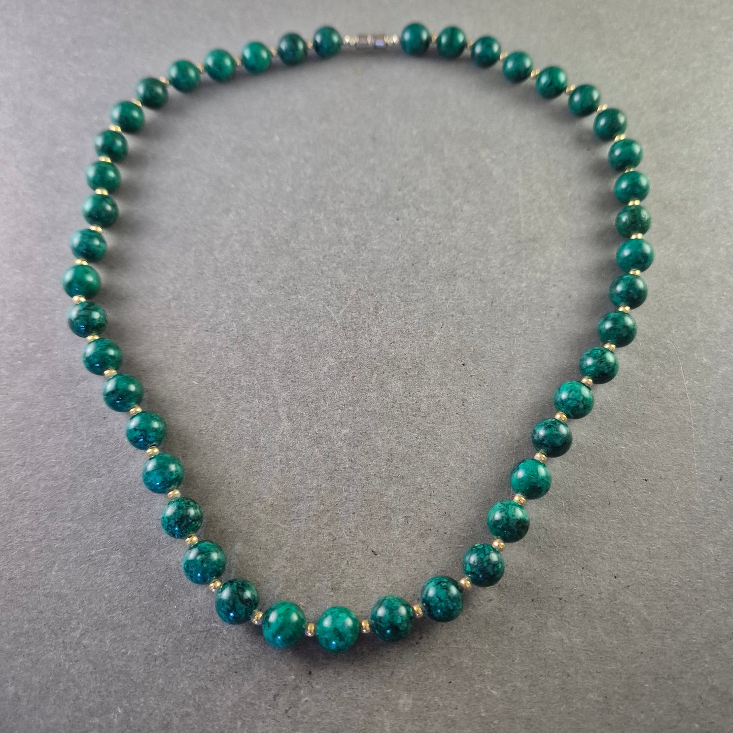 Elegante Halskette aus Malachit-Perlen mit Goldakzenten