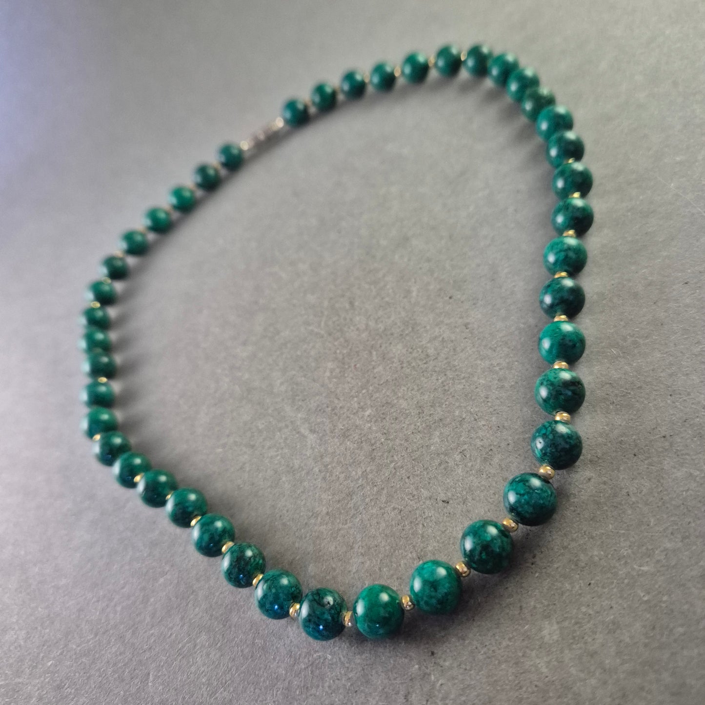 Elegante Halskette aus Malachit-Perlen mit Goldakzenten