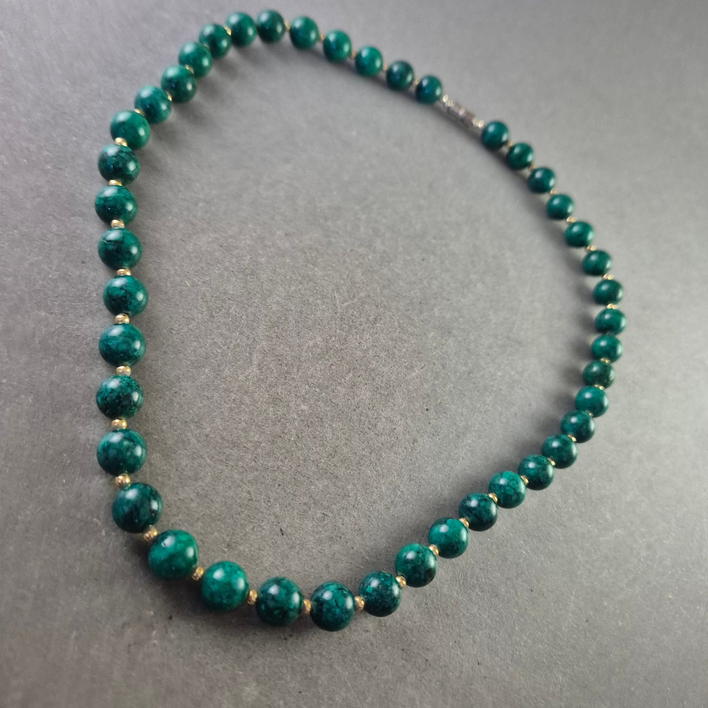 Elegante Halskette aus Malachit-Perlen mit Goldakzenten