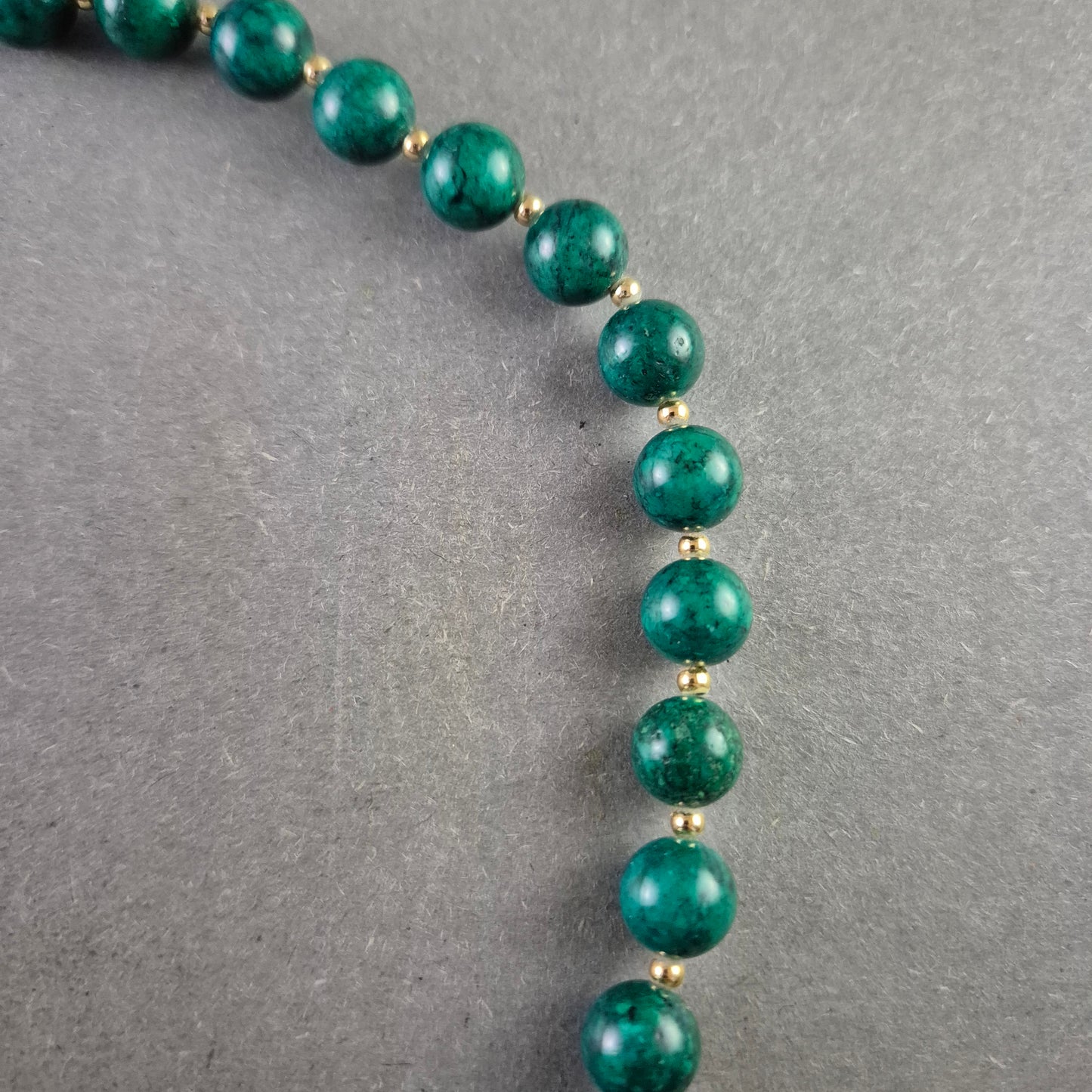 Elegante Halskette aus Malachit-Perlen mit Goldakzenten