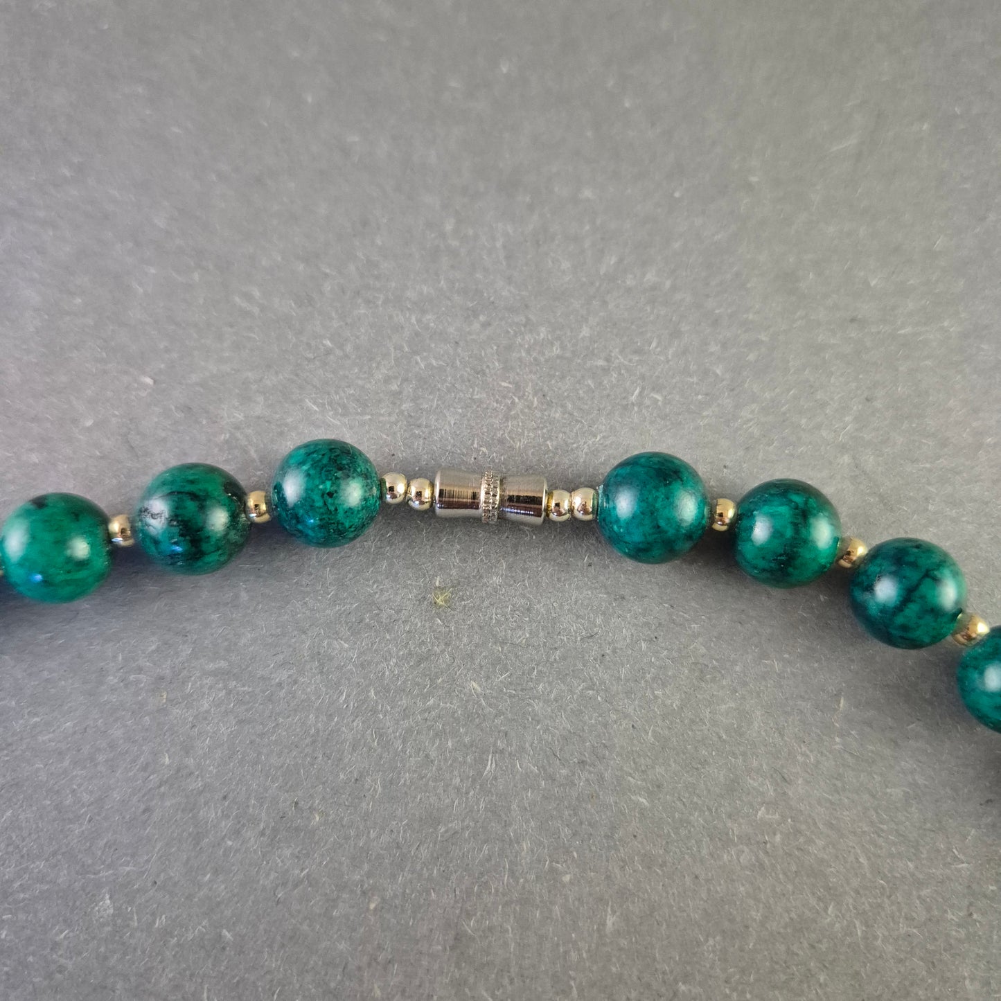 Elegante Halskette aus Malachit-Perlen mit Goldakzenten