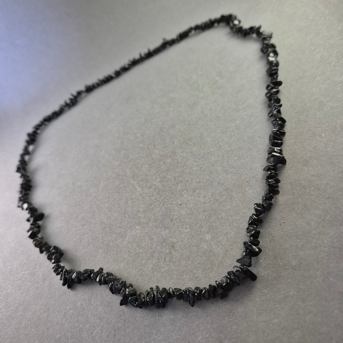 Kleine schwarze Kristall-Halskette im Natur-Look