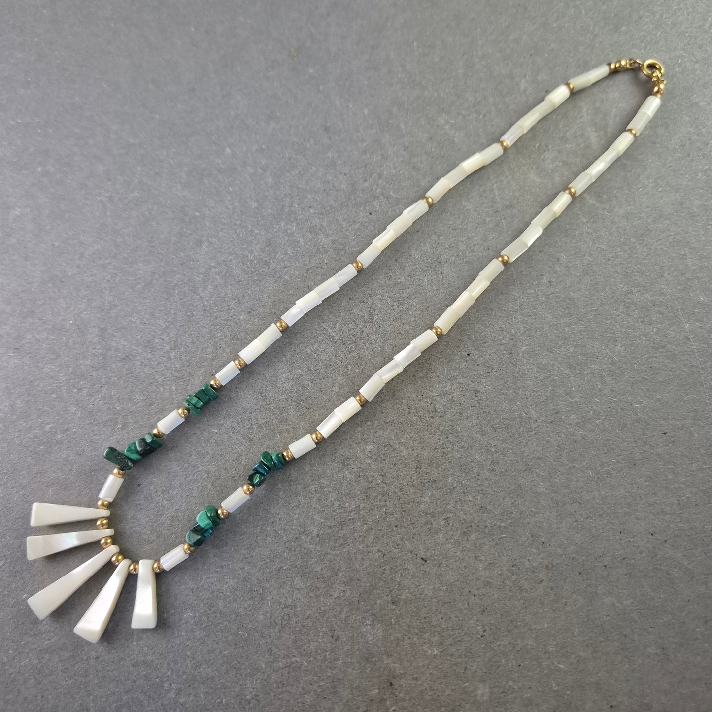 Zarte Halskette mit Perlmutt und Malachit