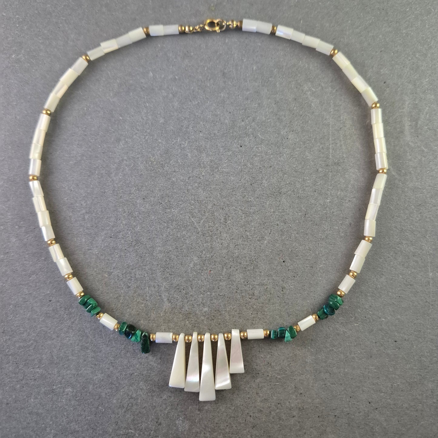 Zarte Halskette mit Perlmutt und Malachit