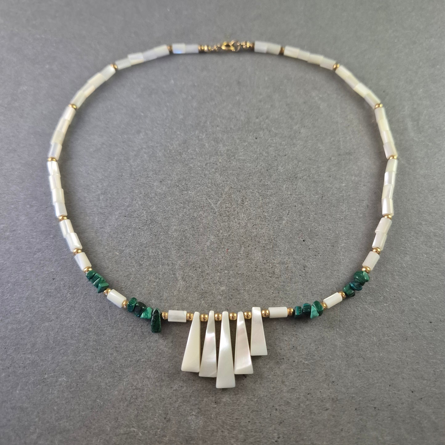 Zarte Halskette mit Perlmutt und Malachit