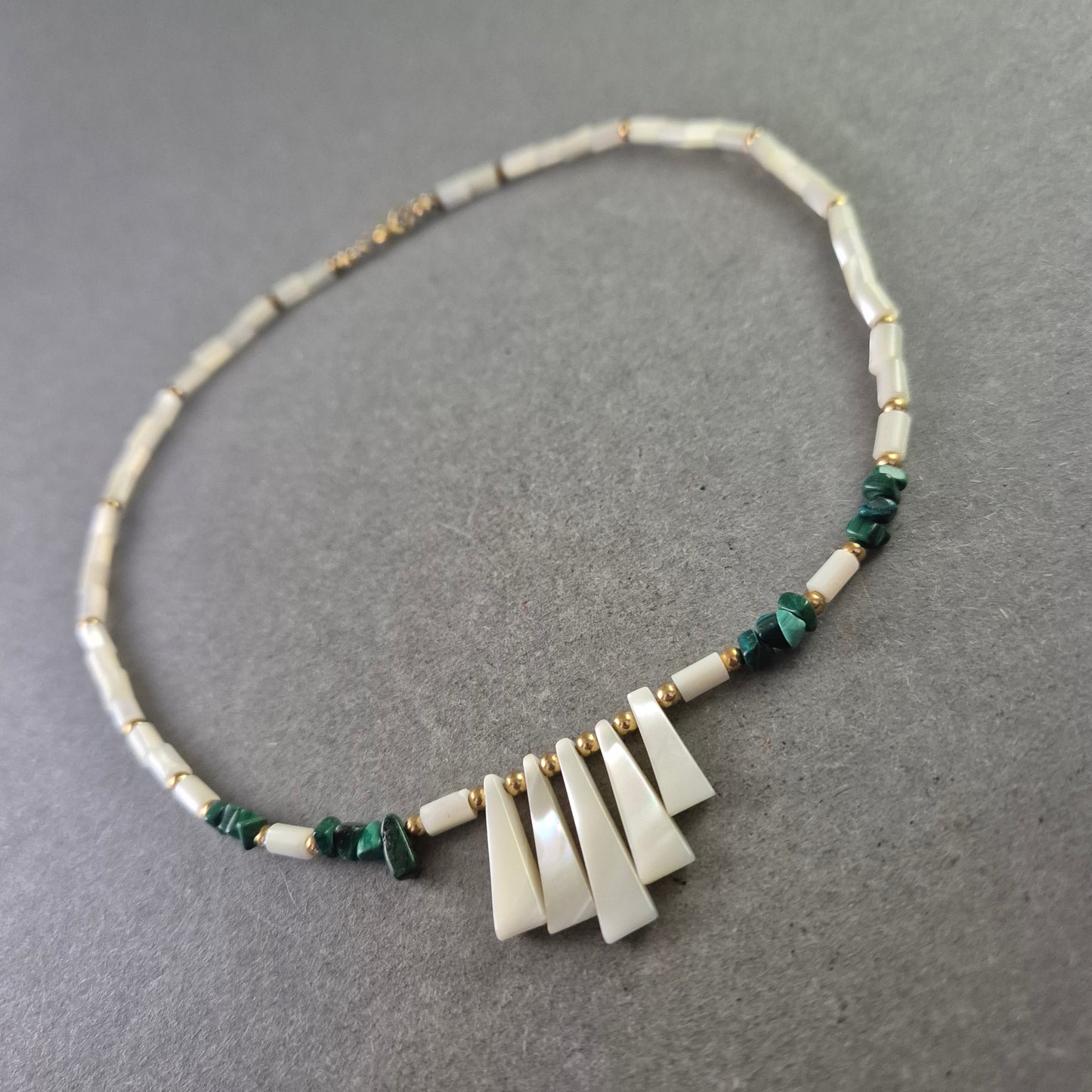 Zarte Halskette mit Perlmutt und Malachit
