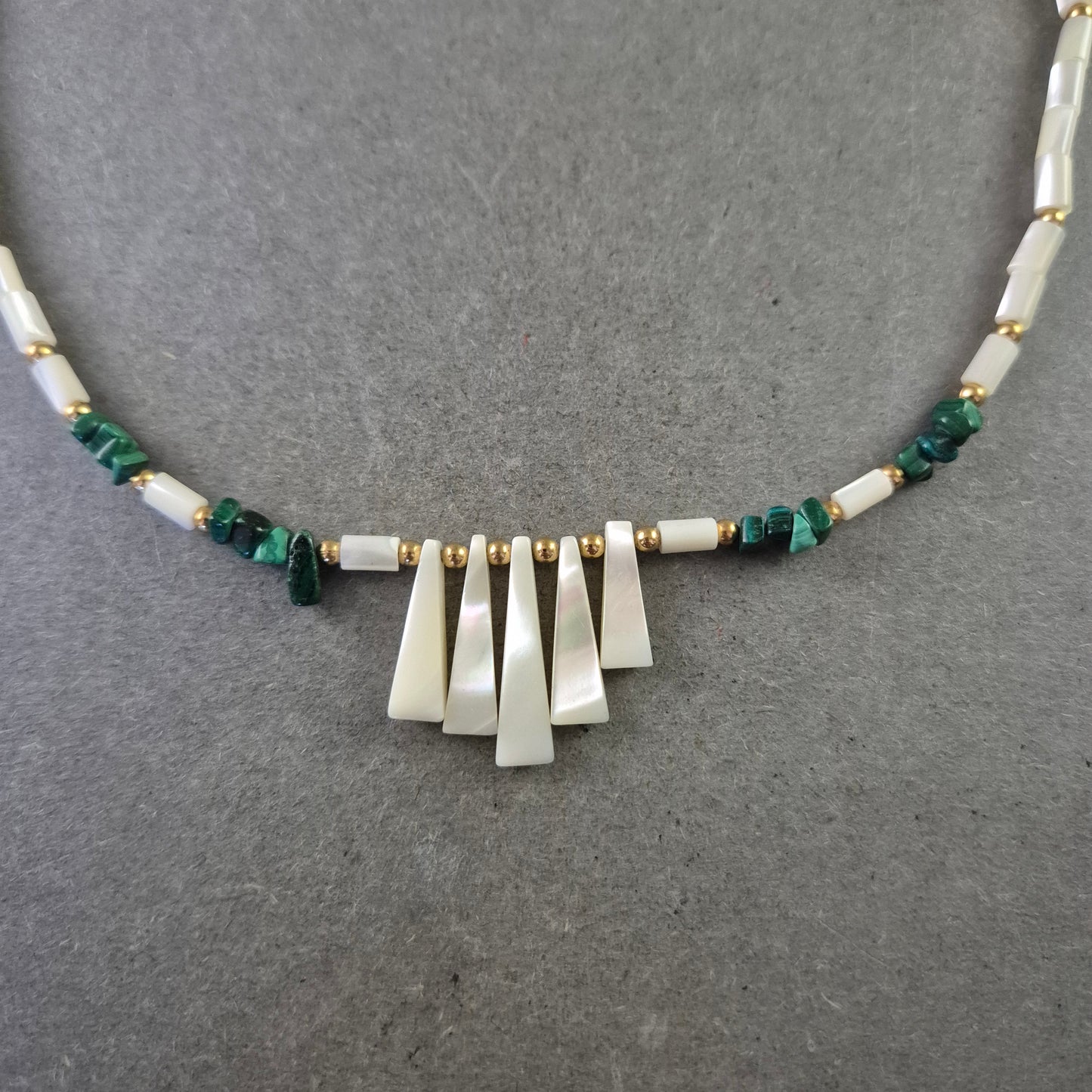 Zarte Halskette mit Perlmutt und Malachit