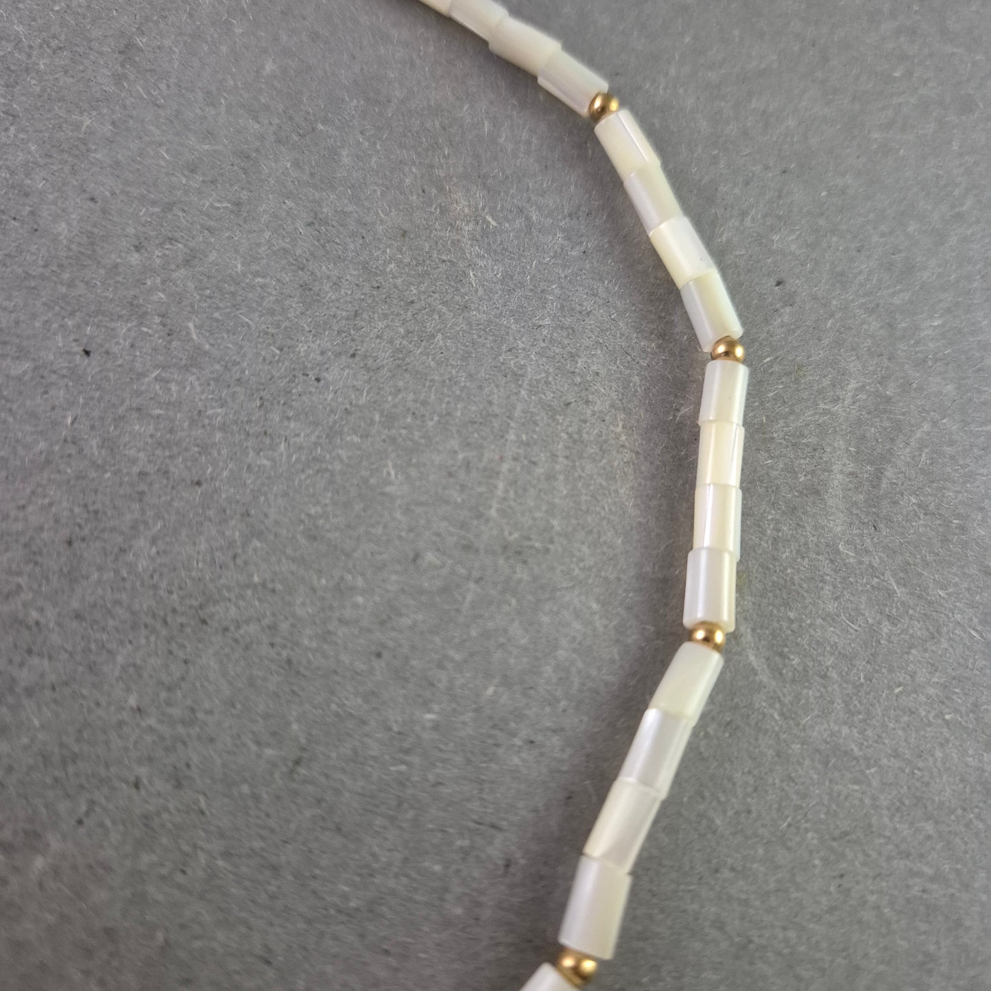 Zarte Halskette mit Perlmutt und Malachit