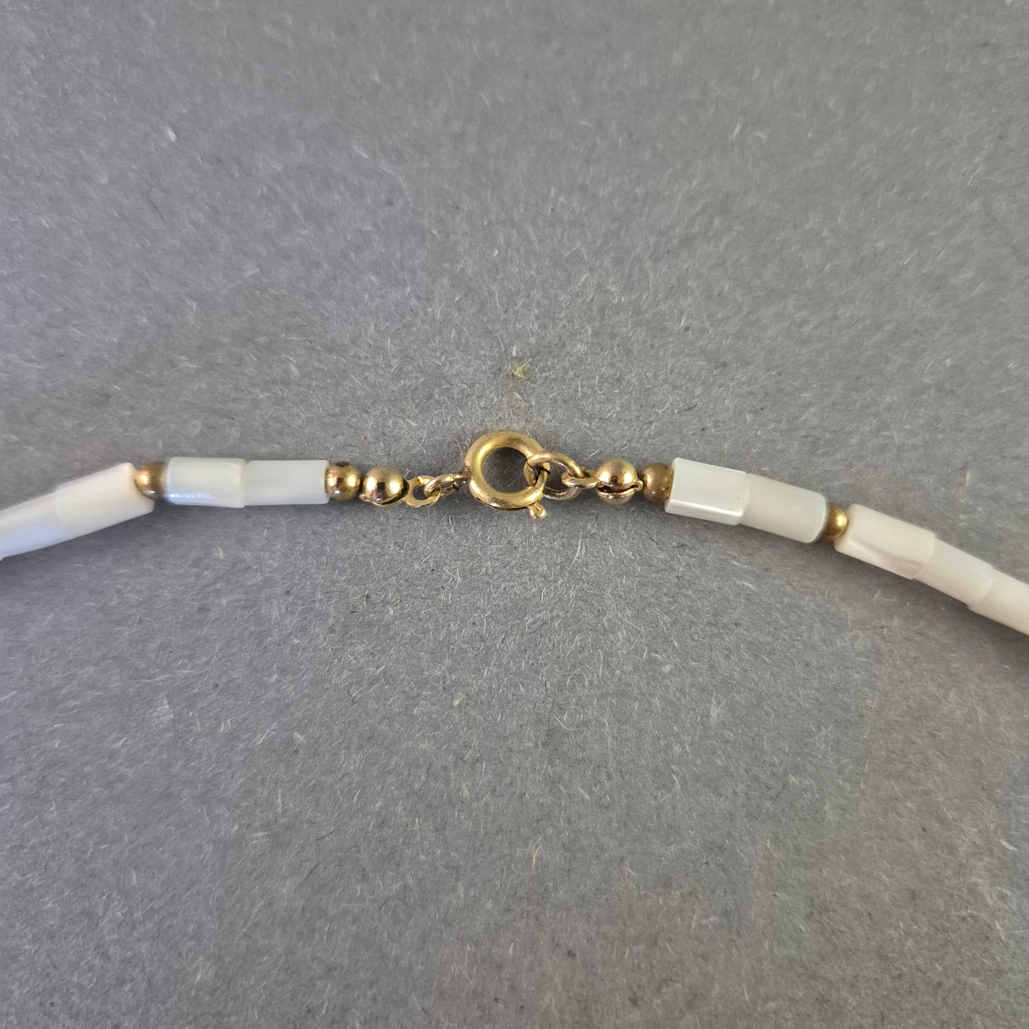 Zarte Halskette mit Perlmutt und Malachit